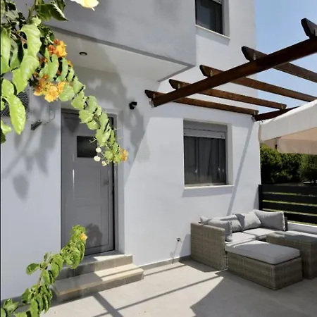 Charming Greek-style Apartment